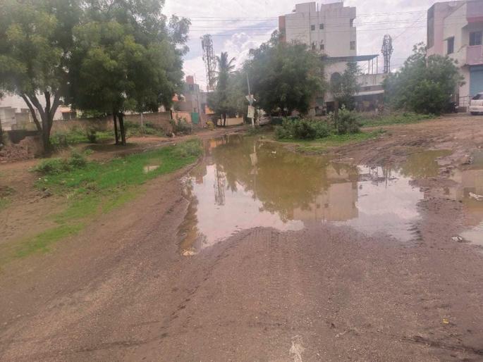 Colony of elite Sangram Nagar's struggle still not over, still the rounds of tankers continue | उच्चभ्रूंची वसाहत संग्रामनगरचा अजूनही संपला नाही संग्राम, अजूनही टँकरच्या चकरा सुरूच Colony of elite Sangram Nagar's struggle still not over, still the rounds of tankers continue | उच्चभ्रूंची वसाहत संग्रामनगरचा अजूनही संपला नाही संग्राम, अजूनही टँकरच्या चकरा सुरूच