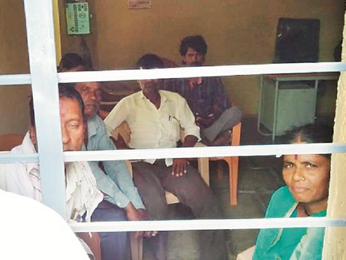 To demand water tanker, the villagers hostage the sarpanch and gram sevakas | टँकरच्या मागणीसाठी ग्रामस्थांनी सरपंच, ग्रामसेवकास डांबले To demand water tanker, the villagers hostage the sarpanch and gram sevakas | टँकरच्या मागणीसाठी ग्रामस्थांनी सरपंच, ग्रामसेवकास डांबले