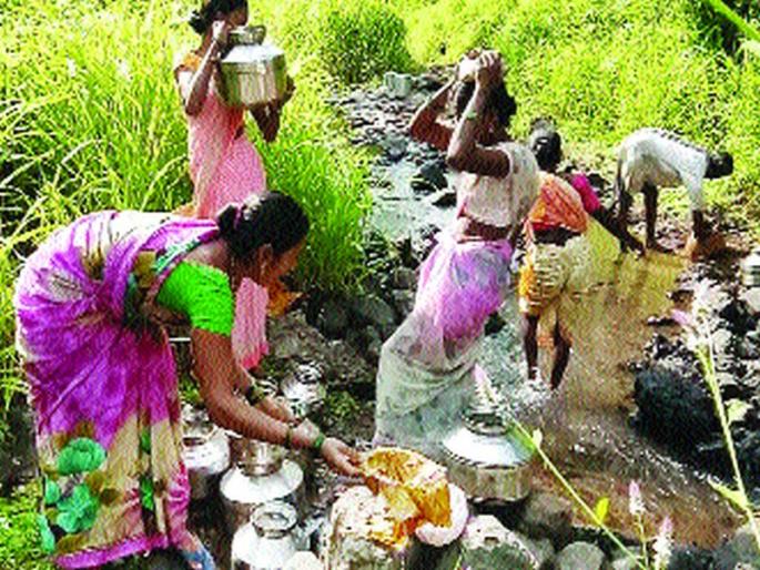 The residents of Vajarachi Wadi have water for rain during monsoon | वज्रेची वाडी येथील नागरिकांचे पावसाळ्यातही पाण्यासाठी हाल