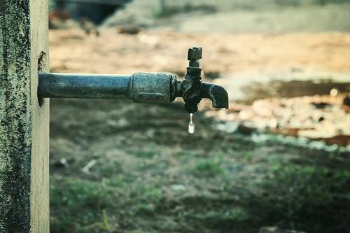 water crisis in mumbai disputes occur between residents and office bearers in housing societies | मुंबईवर 'पाणी' संकट! गृहनिर्माण सोसायट्यांमध्ये रहिवासी आणि पदाधिकाऱ्यांमध्ये होतो वाद 