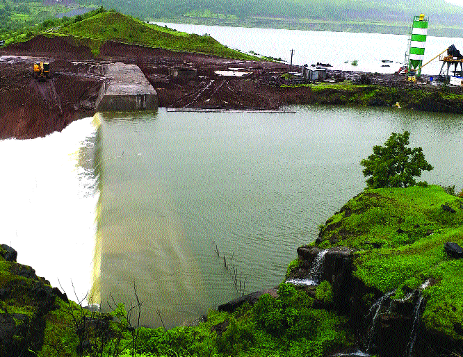 Fight for twenty-two years in four villages for water | पाण्यासाठी चार गावांचा बावीस वर्षे लढा : जमिनीची भरपाईही नाही, शेती राहणार कोरडवाहू Fight for twenty-two years in four villages for water | पाण्यासाठी चार गावांचा बावीस वर्षे लढा : जमिनीची भरपाईही नाही, शेती राहणार कोरडवाहू