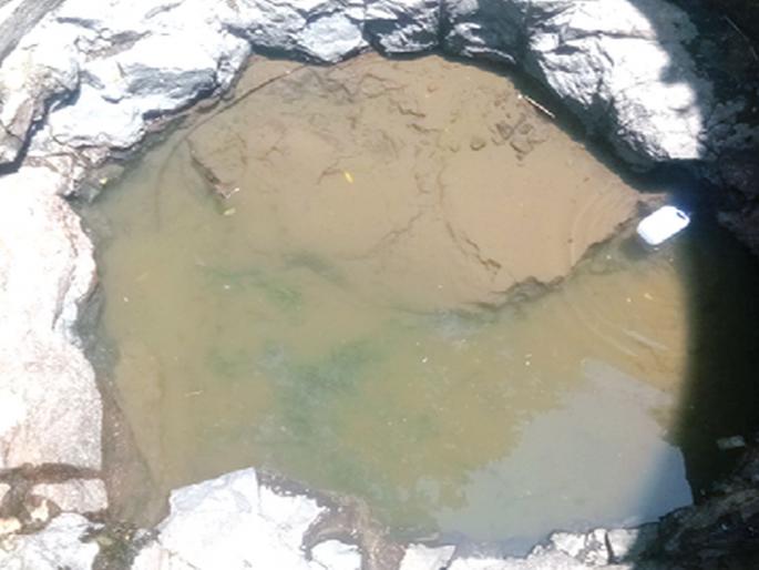 Distribution of water for women in Shahapur taluka | शहापूर तालुक्यात महिलांची पाण्यासाठी वणवण थांबेना Distribution of water for women in Shahapur taluka | शहापूर तालुक्यात महिलांची पाण्यासाठी वणवण थांबेना