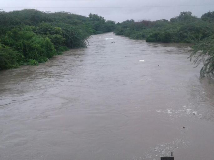 40 people trapped in a deserted way | तलाव फुटल्याने वाळुंजमध्ये अडकले ४० जण 40 people trapped in a deserted way | तलाव फुटल्याने वाळुंजमध्ये अडकले ४० जण