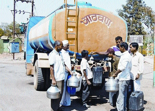 During the monsoon, 221 tankers are started in the district: - Watch 4.5 lakh people | पावसाळ्यातही जिल्ह्यात २२१ टँकर सुरू - : साडेचार लाख लोकांना झळा