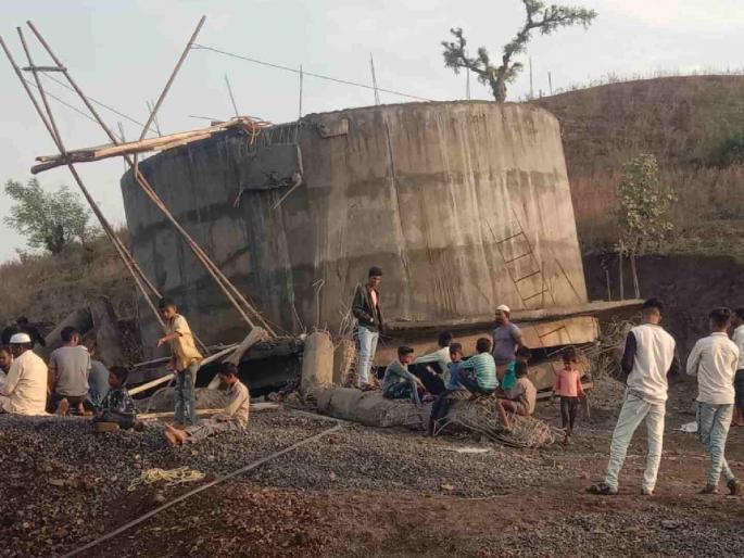 A water tank collapsed while construction was underway in Buldhana; Fortunately no casualties! | बुलढाण्यात बांधकाम सुरू असतानाच पाण्याची टाकी कोसळली; सुदैवाने जीवितहानी नाही! A water tank collapsed while construction was underway in Buldhana; Fortunately no casualties! | बुलढाण्यात बांधकाम सुरू असतानाच पाण्याची टाकी कोसळली; सुदैवाने जीवितहानी नाही!
