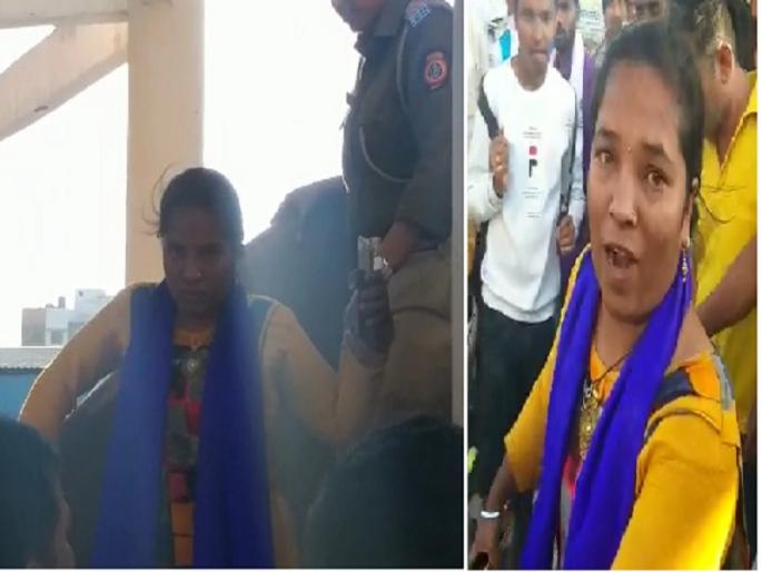 women's Viru style agitation against pollution companies in Aurangabad | प्रदूषण करणाऱ्या कंपन्यांविरोधात महिलेचे जलकुंभावर विरूस्टाईल आंदोलन women's Viru style agitation against pollution companies in Aurangabad | प्रदूषण करणाऱ्या कंपन्यांविरोधात महिलेचे जलकुंभावर विरूस्टाईल आंदोलन