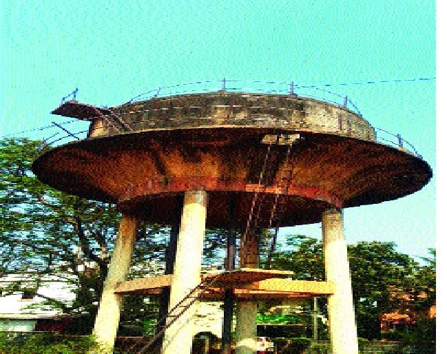 Mud matting in water tank: 15 years of sanitation due to lack of health | पाण्याच्या टाकीत गुडघाभर गाळ : १५ वर्षांपासून स्वच्छता नसल्याने आरोग्य धोक्यात Mud matting in water tank: 15 years of sanitation due to lack of health | पाण्याच्या टाकीत गुडघाभर गाळ : १५ वर्षांपासून स्वच्छता नसल्याने आरोग्य धोक्यात
