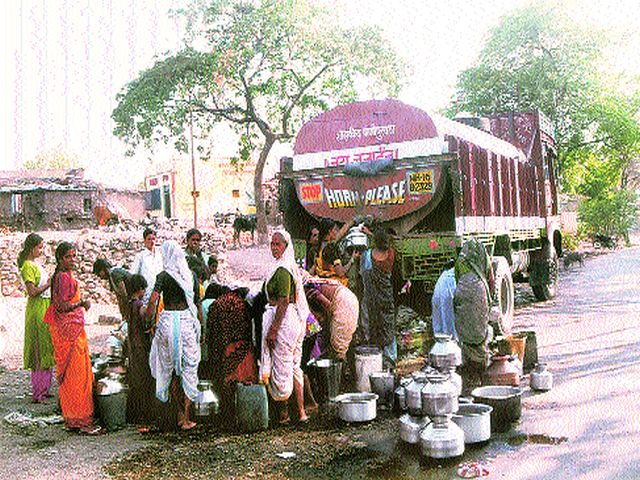 33 water supply through tankers | ३३ गावांना टँकरद्वारे पाणीपुरवठा