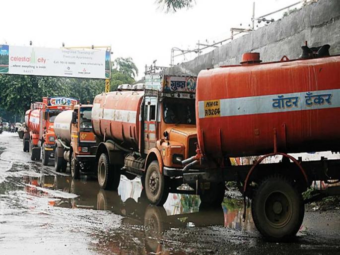 Thirst of 368 villages in 104 tankers | १०४ टँकर्स भागवताहेत ३६८ गाव-वाड्यांची तहान Thirst of 368 villages in 104 tankers | १०४ टँकर्स भागवताहेत ३६८ गाव-वाड्यांची तहान