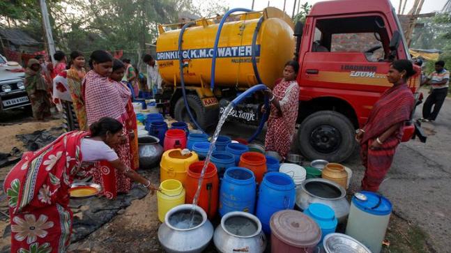 Four tankar supply water to thirsty people | चार टँकरने भागतेय नागरिकांची तहान Four tankar supply water to thirsty people | चार टँकरने भागतेय नागरिकांची तहान
