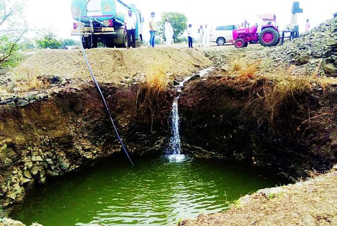 Chikhli city water supply water from the water theft! | चिखली शहर पाणी पुरवठय़ाच्या जलवाहिनीतून पाण्याची चोरी! Chikhli city water supply water from the water theft! | चिखली शहर पाणी पुरवठय़ाच्या जलवाहिनीतून पाण्याची चोरी!