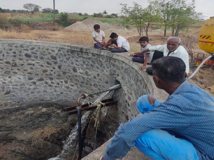 Severe water shortage in Satara, Citizens spend their days waiting for the tanker | पाणी टंचाईची दाहकता वाढू लागली, सातारकरांचा टॅंकरची वाट बघण्यात जातो दिवस Severe water shortage in Satara, Citizens spend their days waiting for the tanker | पाणी टंचाईची दाहकता वाढू लागली, सातारकरांचा टॅंकरची वाट बघण्यात जातो दिवस