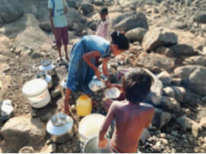 Wandering for a drop of water, the usual water scarcity in remote areas of Wada taluka | थेंबभर पाण्यासाठी भटकंती, वाडा तालुक्यातील दुर्गम भागात नित्याचीच पाणीटंचाई Wandering for a drop of water, the usual water scarcity in remote areas of Wada taluka | थेंबभर पाण्यासाठी भटकंती, वाडा तालुक्यातील दुर्गम भागात नित्याचीच पाणीटंचाई