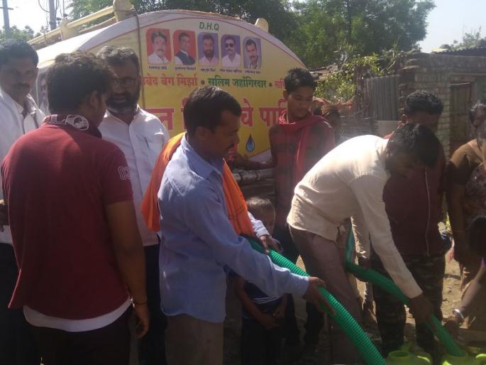 Social worker, office bearer take initiative to thwart citizens' thirst | नागरिकांची तहान भागविण्यासाठी सरसावले समाज सेवक, पदाधिकारी   Social worker, office bearer take initiative to thwart citizens' thirst | नागरिकांची तहान भागविण्यासाठी सरसावले समाज सेवक, पदाधिकारी