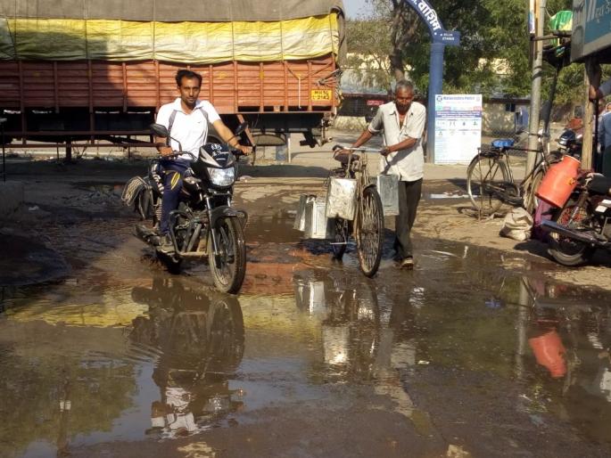 Water pipeline leakage; millions of liters of water wastage! | जलवाहिनीला गळती ; शिरपूरात लाखो लिटर पाण्याचा अपव्यय! Water pipeline leakage; millions of liters of water wastage! | जलवाहिनीला गळती ; शिरपूरात लाखो लिटर पाण्याचा अपव्यय!