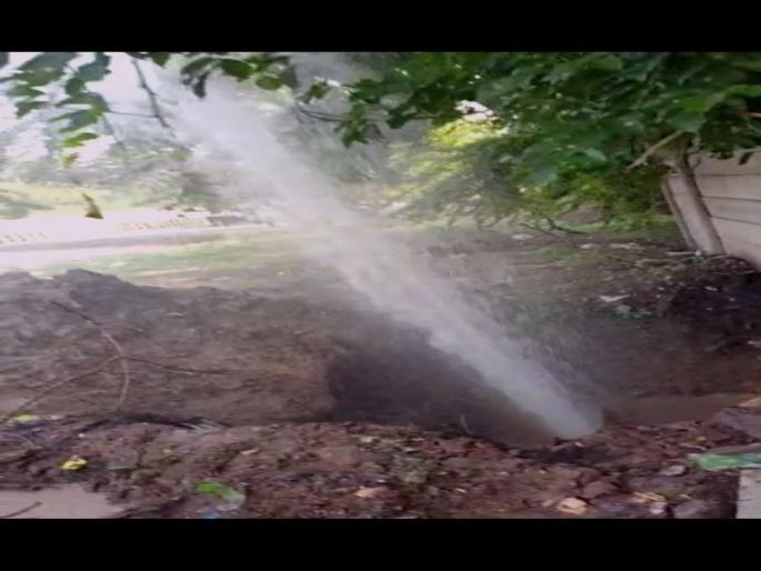 Panchavati: Thousands of liters of drinking water wasted in Phulenagar | पंचवटी : फुलेनगरला हजारो लिटर पिण्याच्या पाण्याचा अपव्यय Panchavati: Thousands of liters of drinking water wasted in Phulenagar | पंचवटी : फुलेनगरला हजारो लिटर पिण्याच्या पाण्याचा अपव्यय