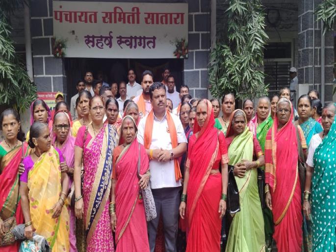 The work of water supply scheme in Rewandet in Satara taluka is poor A women's group development officer under the leadership of Uddhav Sena stayed in the office | Satara: रेवंडे पाणी योजनेचे काम निकृष्ट; महिलांचा गटविकास अधिकारी कार्यालयात ठिय्या ! The work of water supply scheme in Rewandet in Satara taluka is poor A women's group development officer under the leadership of Uddhav Sena stayed in the office | Satara: रेवंडे पाणी योजनेचे काम निकृष्ट; महिलांचा गटविकास अधिकारी कार्यालयात ठिय्या !