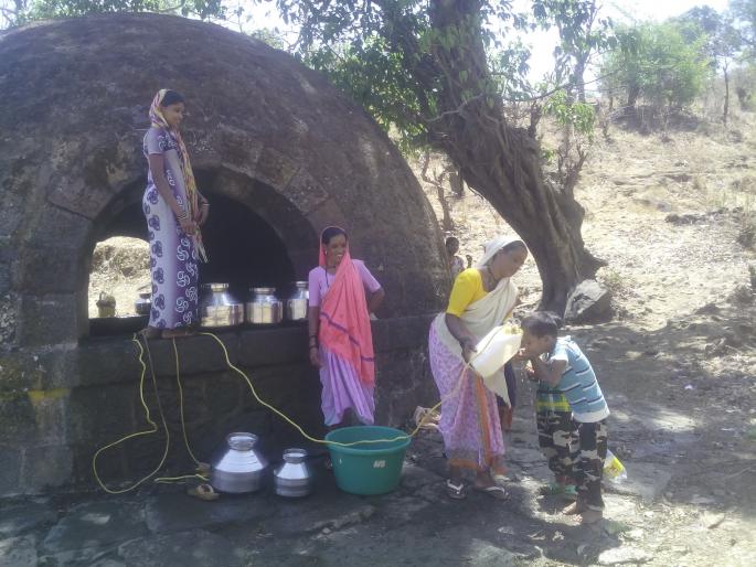 Provide water by the tanker according to the current population | सध्याच्या लोकसंख्येनुसार टॅँकरने पाणी पुरवा Provide water by the tanker according to the current population | सध्याच्या लोकसंख्येनुसार टॅँकरने पाणी पुरवा