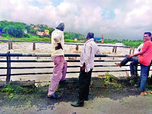 Increase in the flow of storage in the countryside | देशमानेत साठवण बंधाºयाच्या प्रवाहात वाढ