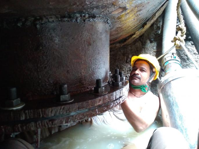 On the first day of Ganeshotsav, water supply work was in full swing | गणेशोत्सवाच्या पहिल्याच दिवशी पाणीपुरवठयाचे काम युद्धपातळीवर On the first day of Ganeshotsav, water supply work was in full swing | गणेशोत्सवाच्या पहिल्याच दिवशी पाणीपुरवठयाचे काम युद्धपातळीवर