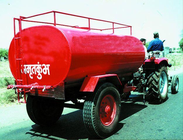 Finally, Mahadev Tandan tanker would leave for Bhusawal to fill the water | अखेर महादेव तांड्याचे टँकर पाणी भरण्यासाठी भुसावळ येथे रवाना Finally, Mahadev Tandan tanker would leave for Bhusawal to fill the water | अखेर महादेव तांड्याचे टँकर पाणी भरण्यासाठी भुसावळ येथे रवाना