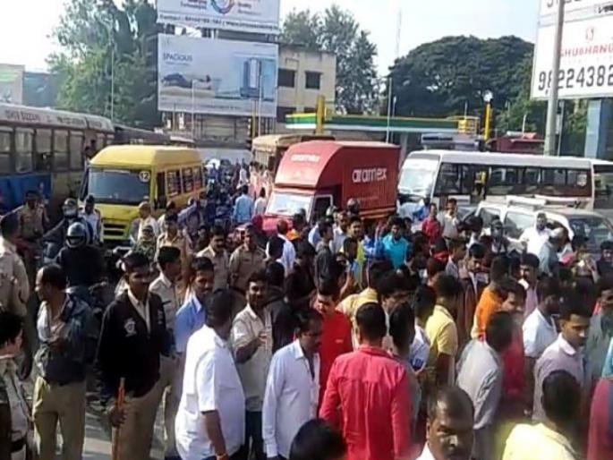 Irregular water supply; agitation in Phugewadi, Pimpri Chinchwad | अनियमित पाणीपुरवठ्याने हाल; पिंपरी चिंचवडमधील फुगेवाडीत नागरिकांनी केला रास्ता रोको Irregular water supply; agitation in Phugewadi, Pimpri Chinchwad | अनियमित पाणीपुरवठ्याने हाल; पिंपरी चिंचवडमधील फुगेवाडीत नागरिकांनी केला रास्ता रोको