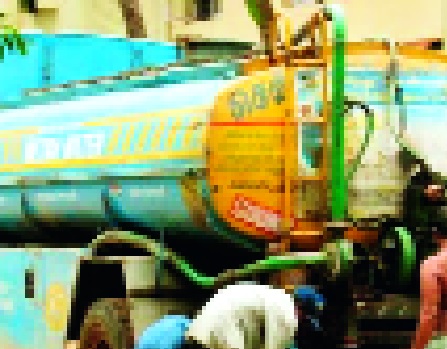 Due to the cracks of the officials, the water supply of Kolhapur water supply is repeatedly | अधिकाऱ्यांचा घोळ, पाण्याचा बट्ट्याबोळ वारंवार कोल्हापूर शहर पाणीपुरवठा खंडित Due to the cracks of the officials, the water supply of Kolhapur water supply is repeatedly | अधिकाऱ्यांचा घोळ, पाण्याचा बट्ट्याबोळ वारंवार कोल्हापूर शहर पाणीपुरवठा खंडित