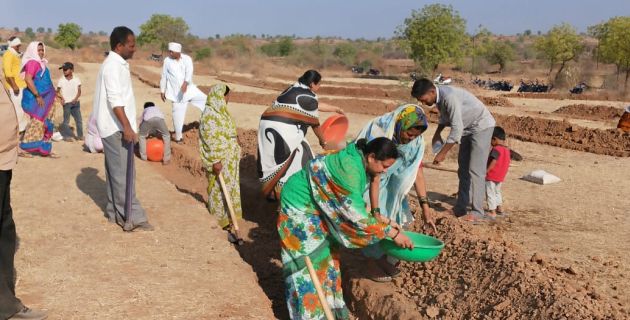 'Water Cup' competition: Villagers unite to get rid of drought | ‘वॉटर कप’ स्पर्धा:  पोफळी-गाव पाणीदार करण्यासाठी गावकरी एकटवटले 'Water Cup' competition: Villagers unite to get rid of drought | ‘वॉटर कप’ स्पर्धा:  पोफळी-गाव पाणीदार करण्यासाठी गावकरी एकटवटले