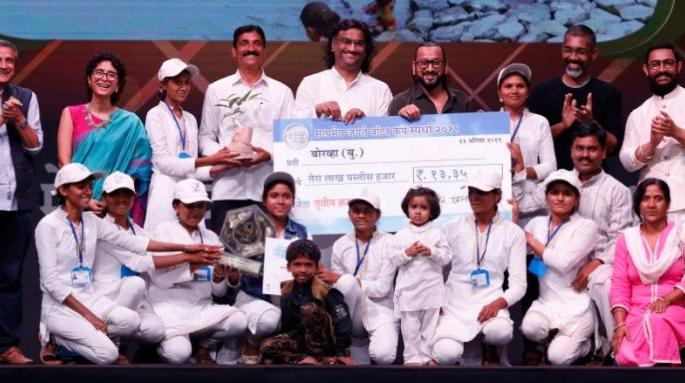 Water cup competition: Joint third prize was Washim's Borva Village | Water cup competition : संयुक्त तिसरे बक्षीस वाशिमच्या बोरव्हा बु. गावाला Water cup competition: Joint third prize was Washim's Borva Village | Water cup competition : संयुक्त तिसरे बक्षीस वाशिमच्या बोरव्हा बु. गावाला