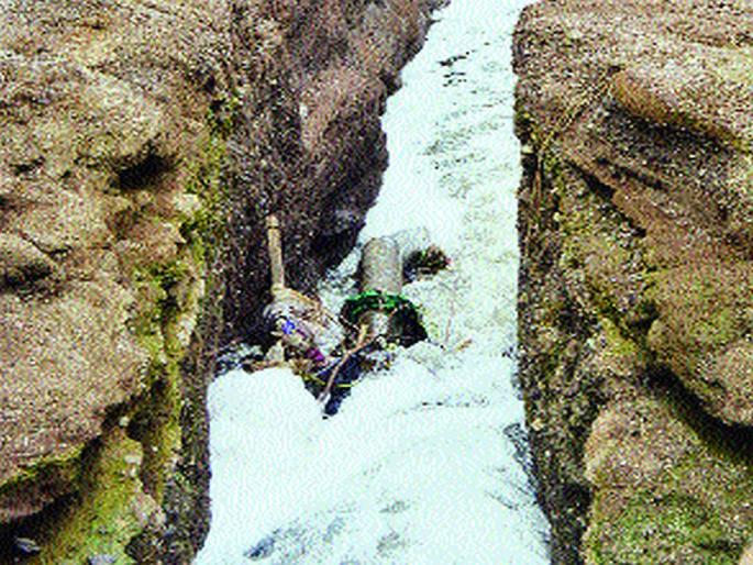 The river flows through the river Girna due to the floodwaters | जळगावात सांडपाण्यामुळे गिरणा नदीचा झाला नाला The river flows through the river Girna due to the floodwaters | जळगावात सांडपाण्यामुळे गिरणा नदीचा झाला नाला