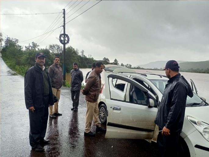 Chaphal police took action against 20 tourists who were rioting at the inverted waterfall in Sadavaghapur | सातारा: सडावाघापुरातील उलट्या धबधब्यावर हुल्लडबाजी, २० पर्यटकांवर पोलिसांनी केली कारवाई Chaphal police took action against 20 tourists who were rioting at the inverted waterfall in Sadavaghapur | सातारा: सडावाघापुरातील उलट्या धबधब्यावर हुल्लडबाजी, २० पर्यटकांवर पोलिसांनी केली कारवाई
