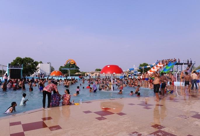 Infections caused by water park | वॉटर पार्कच्या पाण्यामुळे इन्फेक्शन