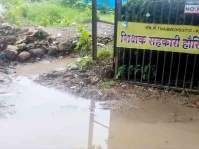A mud empire at the entrance to Teachers Colony in Bhiwandi; Citizens are shocked | भिवंडीतील शिक्षक कॉलनीच्या प्रवेशद्वारावर चिखलाचे साम्राज्य; नागरिक हैराण A mud empire at the entrance to Teachers Colony in Bhiwandi; Citizens are shocked | भिवंडीतील शिक्षक कॉलनीच्या प्रवेशद्वारावर चिखलाचे साम्राज्य; नागरिक हैराण