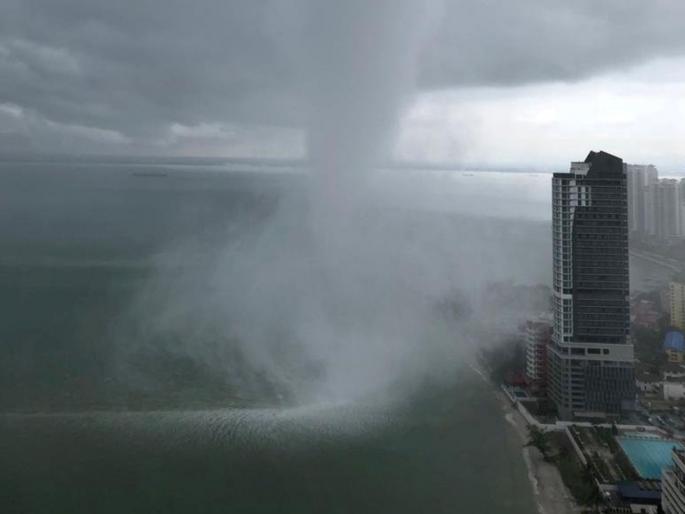 Malaysia massive waterspout landfall damage around 50 buildings watch video | Video : समुद्रात चक्रीवादळाचा भयावह तांडव; हे दृश्य पाहून तुम्हालाही फुटेल घाम! Malaysia massive waterspout landfall damage around 50 buildings watch video | Video : समुद्रात चक्रीवादळाचा भयावह तांडव; हे दृश्य पाहून तुम्हालाही फुटेल घाम!