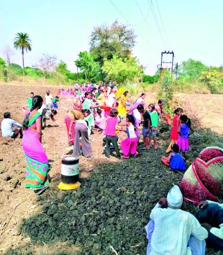 Villagers come to a watery village | पाणीदार गावासाठी सरसावले ग्रामस्थ Villagers come to a watery village | पाणीदार गावासाठी सरसावले ग्रामस्थ