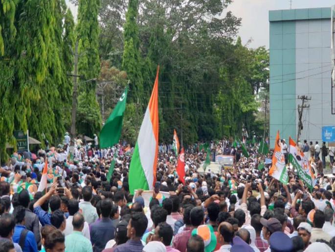 Congress President Rahul Gandhi holds a roadshow in Wayanad after filing nomination | वायनाडमध्ये काँग्रेसचे जोरदार शक्तिप्रदर्शन, पण मित्रक्षाच्या झेंड्याने वाढवले टेन्शन Congress President Rahul Gandhi holds a roadshow in Wayanad after filing nomination | वायनाडमध्ये काँग्रेसचे जोरदार शक्तिप्रदर्शन, पण मित्रक्षाच्या झेंड्याने वाढवले टेन्शन