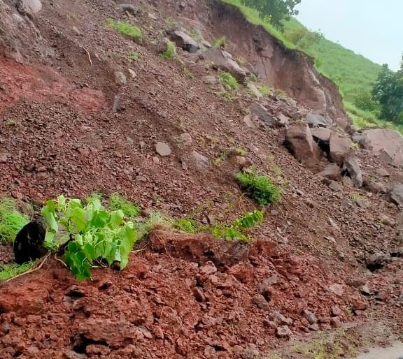Danger of collapse on Vazoli, villagers frightened | वाझोलीवर दरड कोसळण्याचा धोका, ग्रामस्थ भयभीत Danger of collapse on Vazoli, villagers frightened | वाझोलीवर दरड कोसळण्याचा धोका, ग्रामस्थ भयभीत