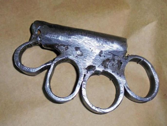 Sales of Arms in market shop | चक्क दुकान थाटून शस्त्रास्त्रांची विक्री Sales of Arms in market shop | चक्क दुकान थाटून शस्त्रास्त्रांची विक्री