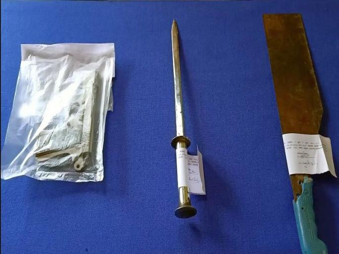 Three arrested in stone-throwing case | दगडफेकप्रकरणी तीघे ताब्यात; दोन दिवसांची कोठडी Three arrested in stone-throwing case | दगडफेकप्रकरणी तीघे ताब्यात; दोन दिवसांची कोठडी