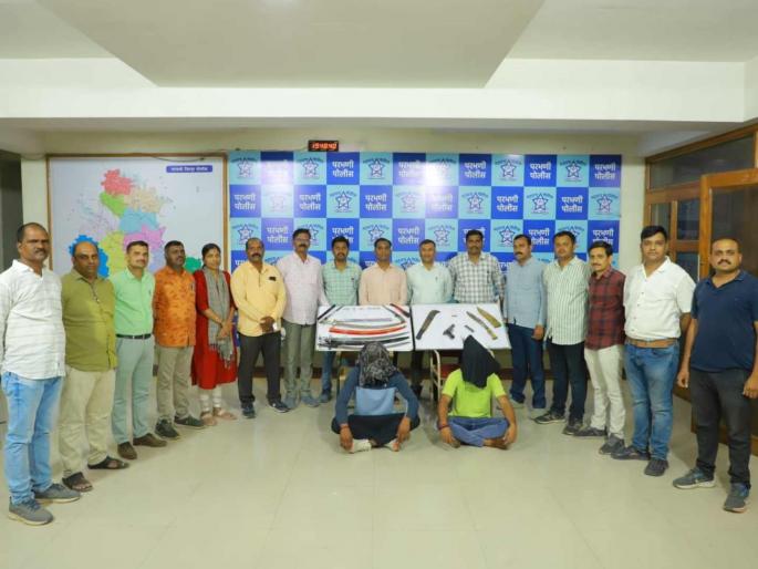 Police foiled a serious crime before it could happen; Village pistols, swords, deadly weapons seized in house search in Parbhani | गंभीर गुन्हा होण्यापूर्वीच पोलिसांनी डाव हाणून पाडला; परभणीत घरझडतीत घातक शस्त्र जप्त Police foiled a serious crime before it could happen; Village pistols, swords, deadly weapons seized in house search in Parbhani | गंभीर गुन्हा होण्यापूर्वीच पोलिसांनी डाव हाणून पाडला; परभणीत घरझडतीत घातक शस्त्र जप्त