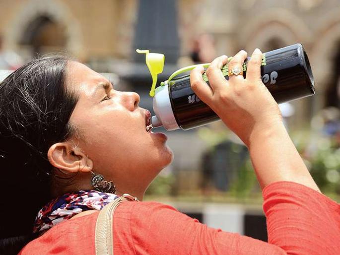Mumbaikar's life cycle due to moisture fluctuations | आर्द्रतेतील चढउतारामुळे मुंबईकरांच्या जीवाची काहिली Mumbaikar's life cycle due to moisture fluctuations | आर्द्रतेतील चढउतारामुळे मुंबईकरांच्या जीवाची काहिली