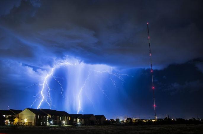 Be careful if you are out when lightning strikes in the sky | आकाशात विजा कडाडत असताना तुम्ही बाहेर असाल तर 'ही' घ्या काळजी Be careful if you are out when lightning strikes in the sky | आकाशात विजा कडाडत असताना तुम्ही बाहेर असाल तर 'ही' घ्या काळजी