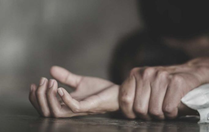 govt officer arrested; complaint by wife | छळवादी मुख्याधिकाऱ्याच्या बांधल्या मुसक्या; ब्ल्यू फिल्मचा होता शौकीन govt officer arrested; complaint by wife | छळवादी मुख्याधिकाऱ्याच्या बांधल्या मुसक्या; ब्ल्यू फिल्मचा होता शौकीन