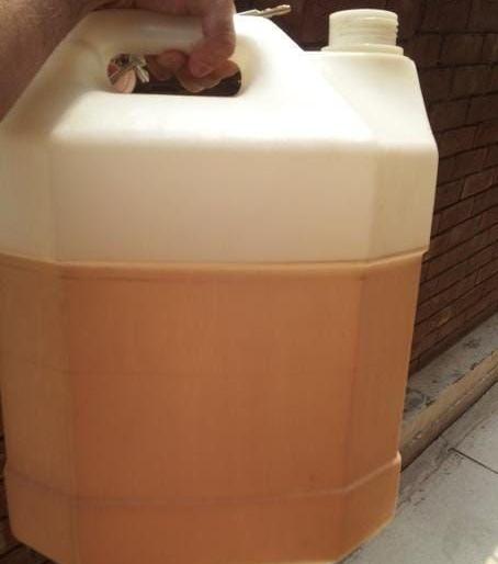 Giving petrol-diesel-cylinder as a loving gift to the newlyweds | नवदाम्पत्यास सप्रेम भेट म्हणून दिले पेट्रोल-डिझेल-सिलिंडर Giving petrol-diesel-cylinder as a loving gift to the newlyweds | नवदाम्पत्यास सप्रेम भेट म्हणून दिले पेट्रोल-डिझेल-सिलिंडर