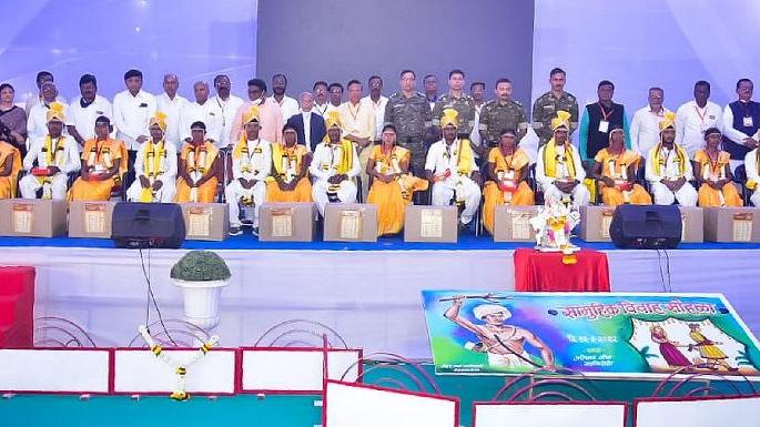 119 couple married including 16 surrendered naxalites in gadchiroli | नांदा सौख्य भरे.. गडचिराेलीत ११९ जाेडप्यांचा विक्रमी सामूहिक विवाह 119 couple married including 16 surrendered naxalites in gadchiroli | नांदा सौख्य भरे.. गडचिराेलीत ११९ जाेडप्यांचा विक्रमी सामूहिक विवाह