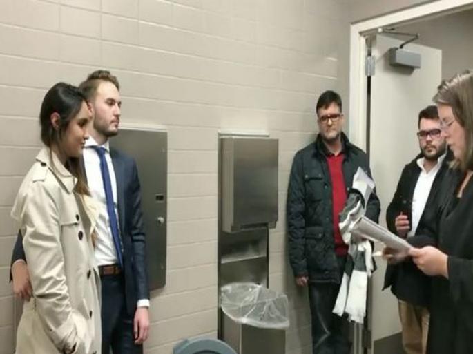 Couple get married in a toilet while groom's mother is given oxygen by medical crew | तशी वेळ आली होती... म्हणून या जोडप्याने केलं टॉयलेटमध्ये लग्न Couple get married in a toilet while groom's mother is given oxygen by medical crew | तशी वेळ आली होती... म्हणून या जोडप्याने केलं टॉयलेटमध्ये लग्न