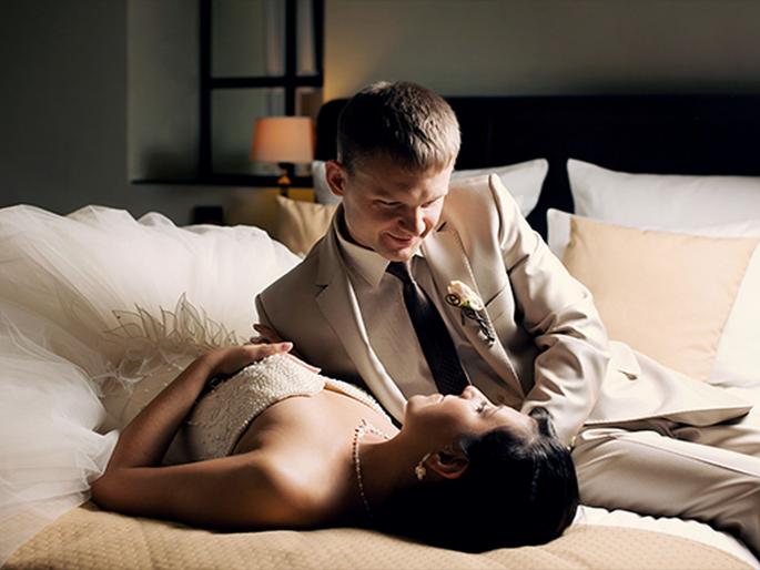 4 useful wedding night sex tips for newly weds | लैंगिक जीवन : ....जेणेकरून पहिल्याच रात्री काही अजब घडू नये! 4 useful wedding night sex tips for newly weds | लैंगिक जीवन : ....जेणेकरून पहिल्याच रात्री काही अजब घडू नये!