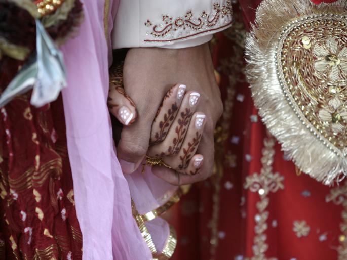 Wife her husband married to girlfriend bhopal madhya pradesh family court | हे असलं कसलं प्रेम! पत्नीनेच गर्लफ्रेंडशी लावून दिलं पतीचं लग्न, भानगड नेमकी आहे तरी काय? Wife her husband married to girlfriend bhopal madhya pradesh family court | हे असलं कसलं प्रेम! पत्नीनेच गर्लफ्रेंडशी लावून दिलं पतीचं लग्न, भानगड नेमकी आहे तरी काय?