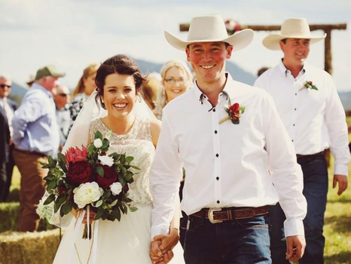 Wedding photoshoot goes wrong as couple forced to flee after angry bull chased them in the field | वेडिंग फोटोशूट सुरु असताना कपलच्या मागे लागला वळू, आणि मग... Wedding photoshoot goes wrong as couple forced to flee after angry bull chased them in the field | वेडिंग फोटोशूट सुरु असताना कपलच्या मागे लागला वळू, आणि मग...