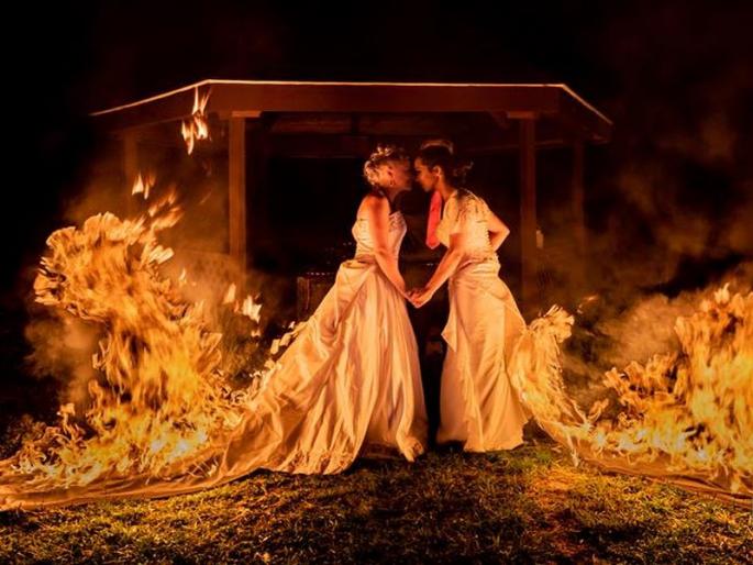 Wedding photography to make this unique and they set their gown on fire watch videos | यूनिक वेडिंग फोटोसाठी यांनी जे केलं पाहून व्हाल थक्क, व्हिडीओ झाला व्हायरल! Wedding photography to make this unique and they set their gown on fire watch videos | यूनिक वेडिंग फोटोसाठी यांनी जे केलं पाहून व्हाल थक्क, व्हिडीओ झाला व्हायरल!